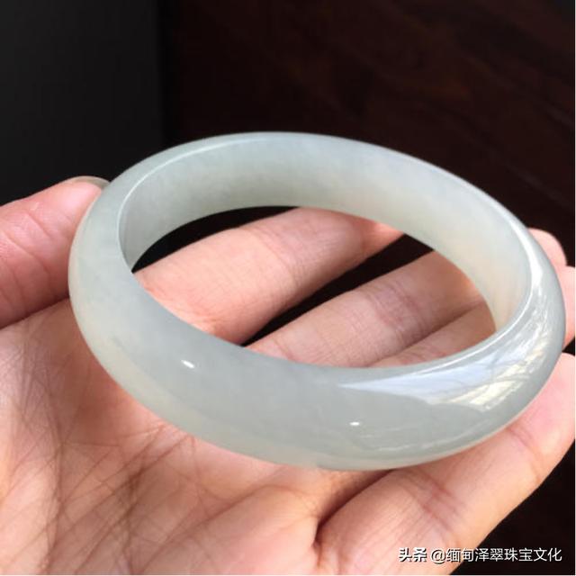 翡翠手镯颜色分类,翡翠手镯12种颜色-第9张图片-翡翠网 翡翠手镯颜色分类,翡翠手镯12种颜色-第9张图片-翡翠网