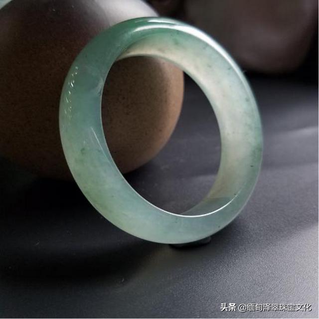 翡翠手镯颜色分类,翡翠手镯12种颜色-第13张图片-翡翠网 翡翠手镯颜色分类,翡翠手镯12种颜色-第13张图片-翡翠网