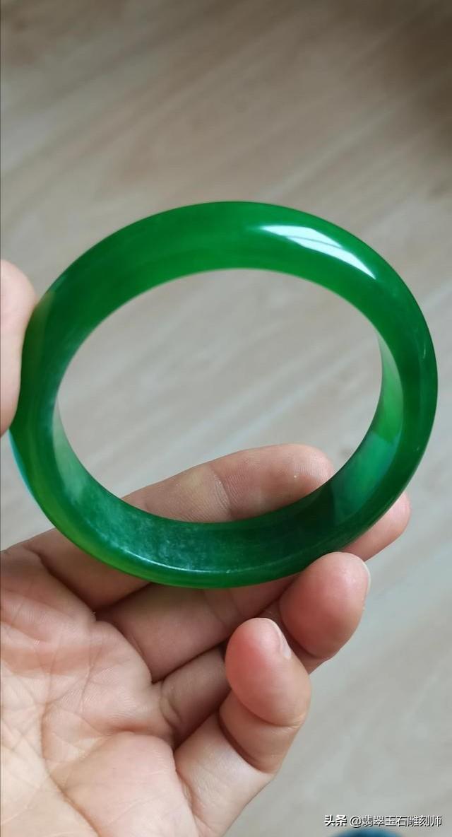 珠宝店回收翡翠手镯吗,去珠宝店买的翡翠手镯好吗-第6张图片-翡翠网 珠宝店回收翡翠手镯吗,去珠宝店买的翡翠手镯好吗-第6张图片-翡翠网