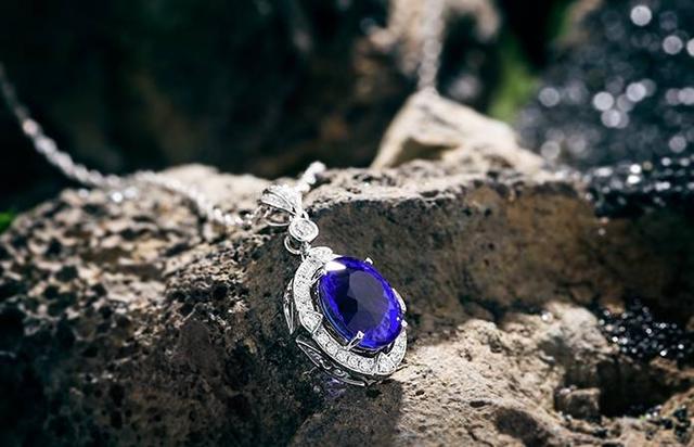 关于海蓝色的翡翠的价格是多少的信息-第5张图片-翡翠网 关于海蓝色的翡翠的价格是多少的信息-第5张图片-翡翠网