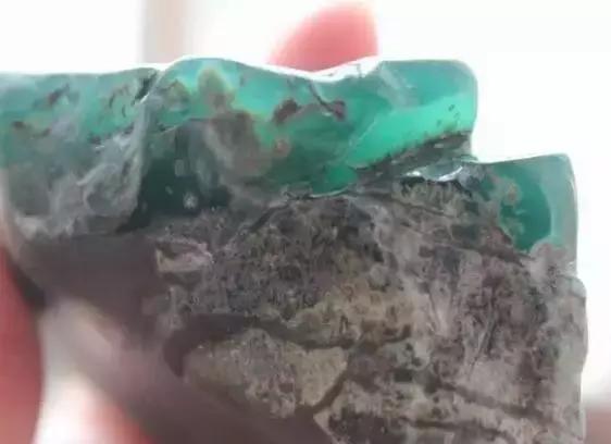 翡翠共生矿原石翡翠的共生矿是什么-第8张图片-翡翠网 翡翠共生矿原石翡翠的共生矿是什么-第8张图片-翡翠网