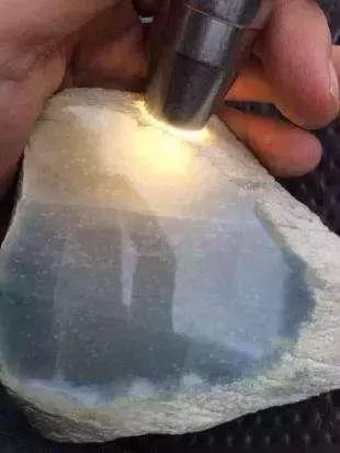 翡翠共生矿原石翡翠的共生矿是什么-第9张图片-翡翠网 翡翠共生矿原石翡翠的共生矿是什么-第9张图片-翡翠网