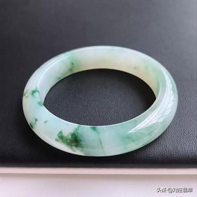 阳绿翡翠手镯价格徐州翡翠手镯价格-第4张图片-翡翠网 阳绿翡翠手镯价格徐州翡翠手镯价格-第4张图片-翡翠网