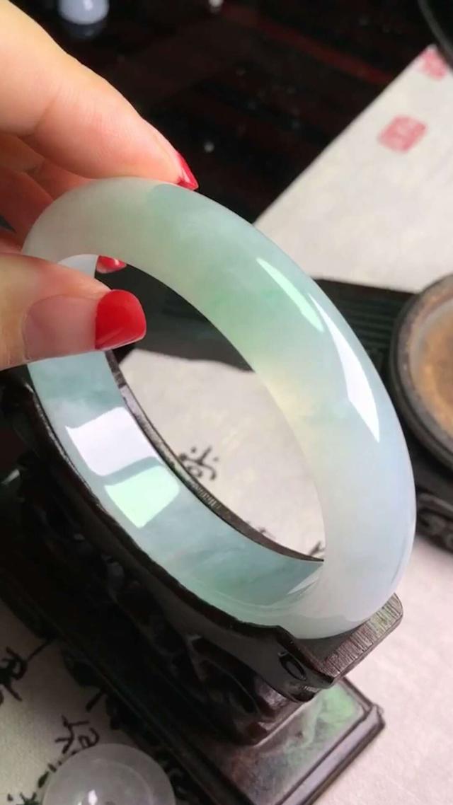 关于5000千多元的糯种翡翠手镯的信息-第2张图片-翡翠网 关于5000千多元的糯种翡翠手镯的信息-第2张图片-翡翠网