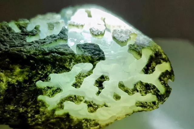 原石开玻璃种翡翠,翡翠玻璃种冰种原石-第3张图片-翡翠网 原石开玻璃种翡翠,翡翠玻璃种冰种原石-第3张图片-翡翠网