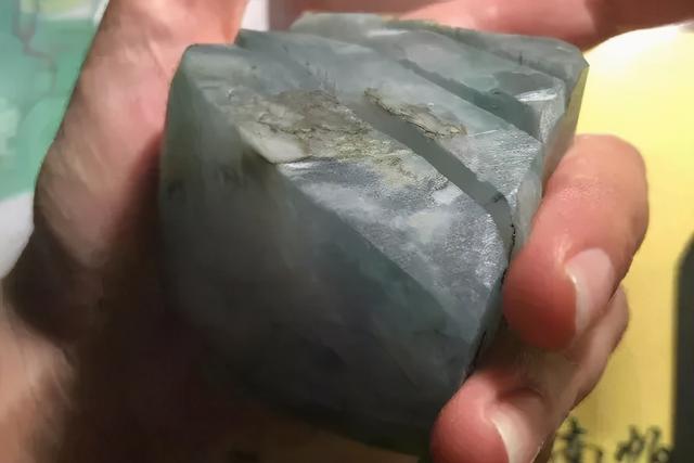 原石开玻璃种翡翠,翡翠玻璃种冰种原石-第5张图片-翡翠网 原石开玻璃种翡翠,翡翠玻璃种冰种原石-第5张图片-翡翠网