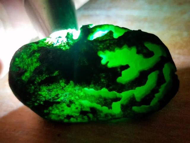 福州翡翠原石加工翡翠原石加工一般多少钱-第1张图片-翡翠网 福州翡翠原石加工翡翠原石加工一般多少钱-第1张图片-翡翠网