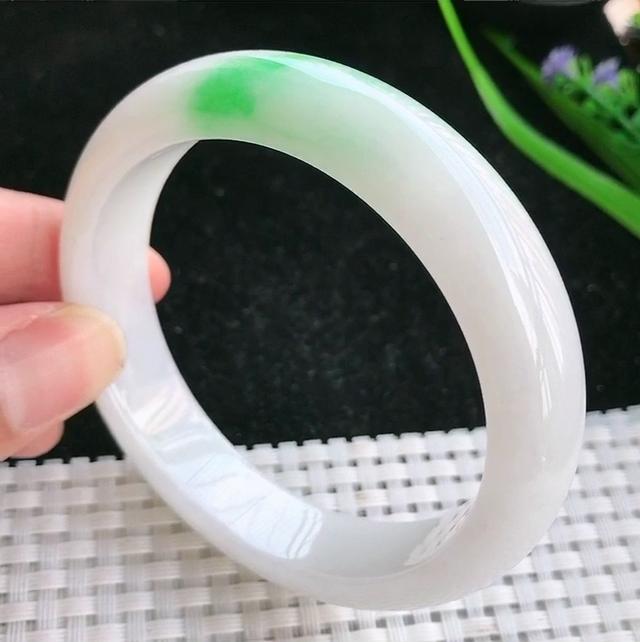 翡翠手镯白色带绿白色的翡翠手镯好不好-第3张图片-翡翠网 翡翠手镯白色带绿白色的翡翠手镯好不好-第3张图片-翡翠网