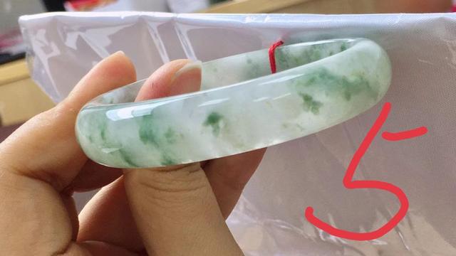 石英岩玉手镯与翡翠手镯鉴别石英岩玉和翡翠手镯的区别图-第5张图片-翡翠网 石英岩玉手镯与翡翠手镯鉴别石英岩玉和翡翠手镯的区别图-第5张图片-翡翠网