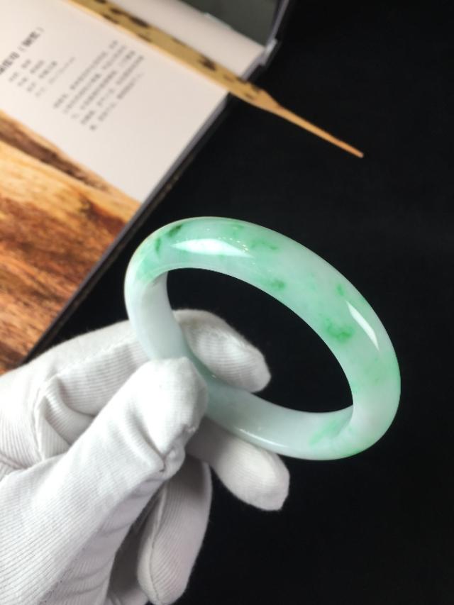 b货翡翠手镯戴了10年,翡翠手镯摄影-第1张图片-翡翠网 b货翡翠手镯戴了10年,翡翠手镯摄影-第1张图片-翡翠网