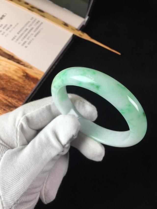 b货翡翠手镯戴了10年,翡翠手镯摄影-第2张图片-翡翠网 b货翡翠手镯戴了10年,翡翠手镯摄影-第2张图片-翡翠网
