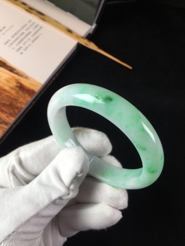b货翡翠手镯戴了10年,翡翠手镯摄影-第4张图片-翡翠网 b货翡翠手镯戴了10年,翡翠手镯摄影-第4张图片-翡翠网