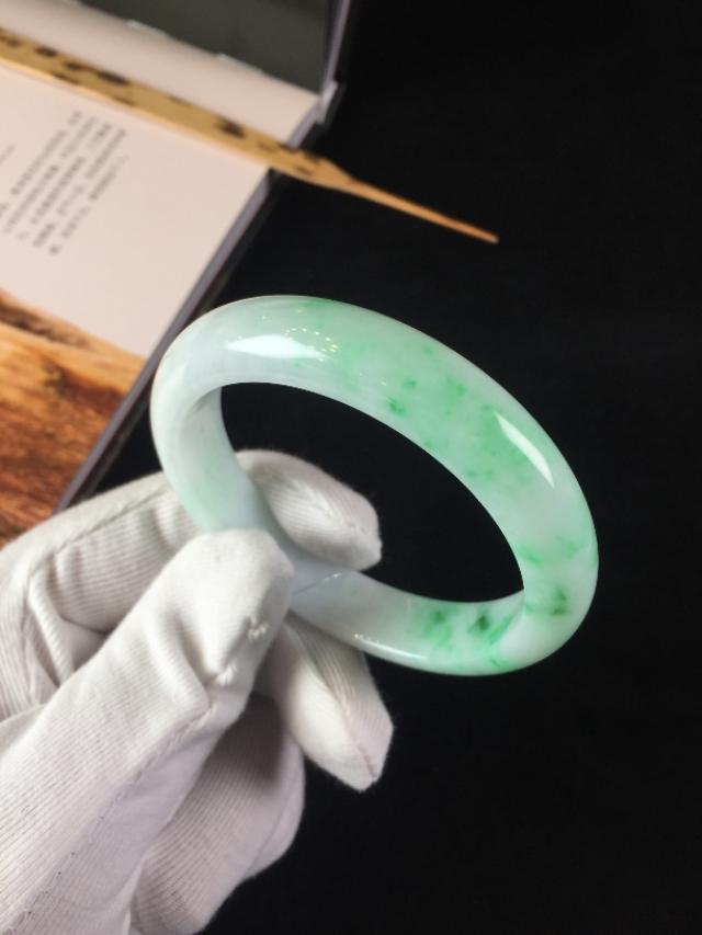 b货翡翠手镯戴了10年,翡翠手镯摄影-第6张图片-翡翠网 b货翡翠手镯戴了10年,翡翠手镯摄影-第6张图片-翡翠网
