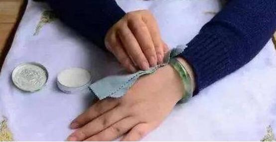 翡翠手镯不戴,翡翠手镯长期不戴怎么保存-第2张图片-翡翠网 翡翠手镯不戴,翡翠手镯长期不戴怎么保存-第2张图片-翡翠网