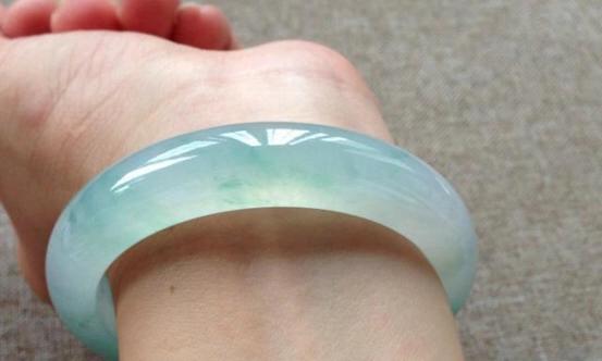 翡翠手镯不戴,翡翠手镯长期不戴怎么保存-第4张图片-翡翠网 翡翠手镯不戴,翡翠手镯长期不戴怎么保存-第4张图片-翡翠网