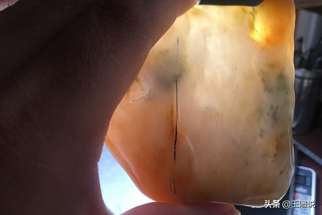 黄皮木那翡翠原石特点极品黄皮翡翠原石全图-第1张图片-翡翠网 黄皮木那翡翠原石特点极品黄皮翡翠原石全图-第1张图片-翡翠网