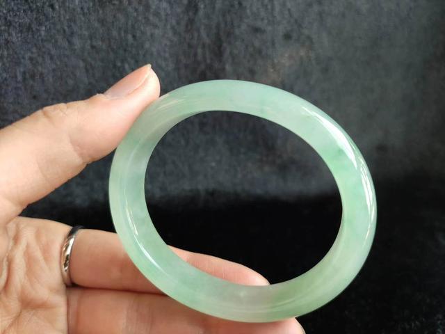 闲置翡翠手镯,卖闲置翡翠手镯去哪里-第7张图片-翡翠网 闲置翡翠手镯,卖闲置翡翠手镯去哪里-第7张图片-翡翠网