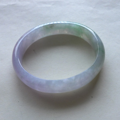 翡翠手镯买贵妃好还是正圈好,翡翠贵妃手镯价格-第1张图片-翡翠网 翡翠手镯买贵妃好还是正圈好,翡翠贵妃手镯价格-第1张图片-翡翠网