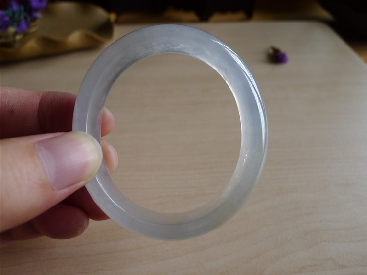 翡翠手镯买贵妃好还是正圈好,翡翠贵妃手镯价格-第2张图片-翡翠网 翡翠手镯买贵妃好还是正圈好,翡翠贵妃手镯价格-第2张图片-翡翠网