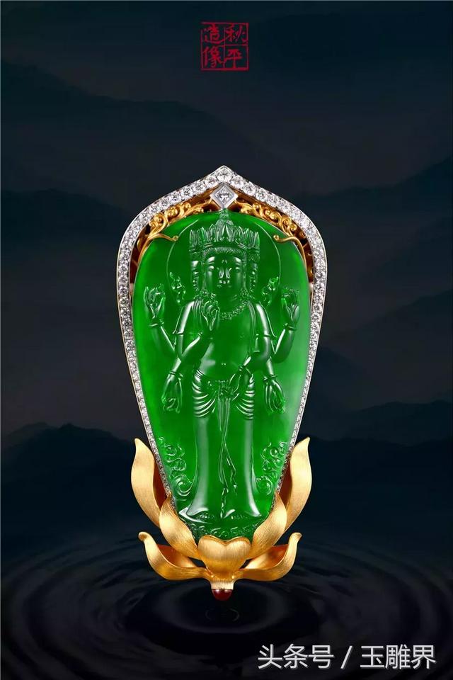 满绿翡翠手镯在灯光下的照片,老坑满绿翡翠手镯-第1张图片-翡翠网 满绿翡翠手镯在灯光下的照片,老坑满绿翡翠手镯-第1张图片-翡翠网