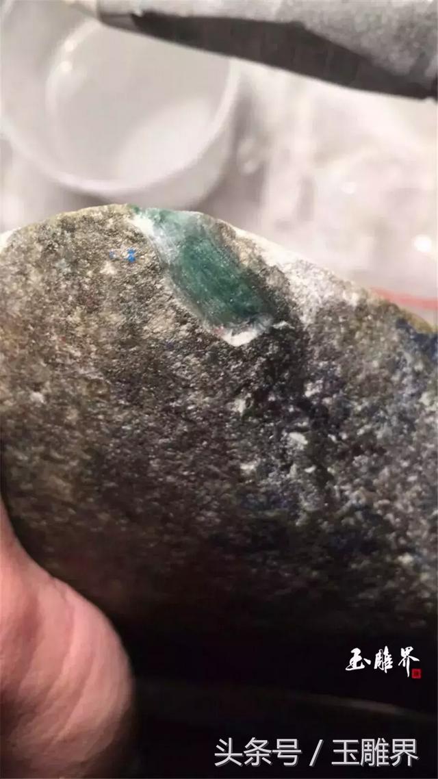 满绿翡翠手镯在灯光下的照片,老坑满绿翡翠手镯-第2张图片-翡翠网 满绿翡翠手镯在灯光下的照片,老坑满绿翡翠手镯-第2张图片-翡翠网