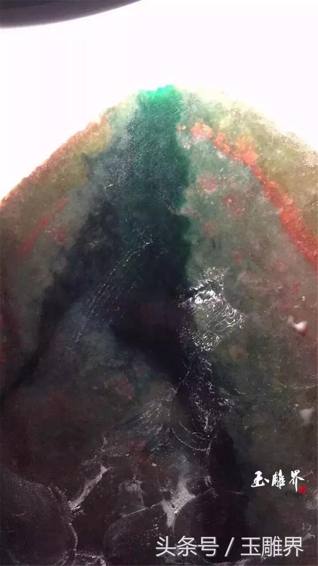 满绿翡翠手镯在灯光下的照片,老坑满绿翡翠手镯-第3张图片-翡翠网 满绿翡翠手镯在灯光下的照片,老坑满绿翡翠手镯-第3张图片-翡翠网