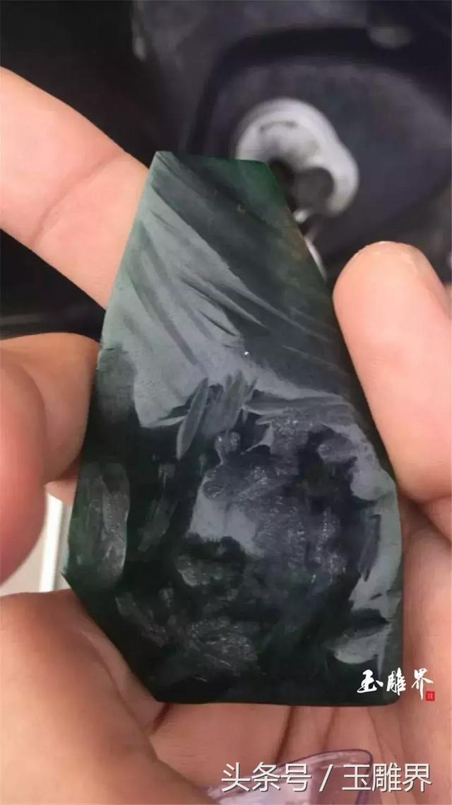 满绿翡翠手镯在灯光下的照片,老坑满绿翡翠手镯-第4张图片-翡翠网 满绿翡翠手镯在灯光下的照片,老坑满绿翡翠手镯-第4张图片-翡翠网