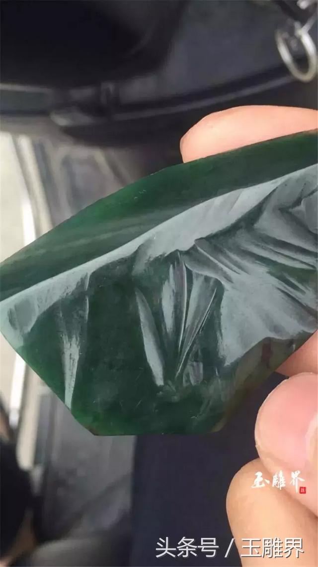 满绿翡翠手镯在灯光下的照片,老坑满绿翡翠手镯-第5张图片-翡翠网 满绿翡翠手镯在灯光下的照片,老坑满绿翡翠手镯-第5张图片-翡翠网