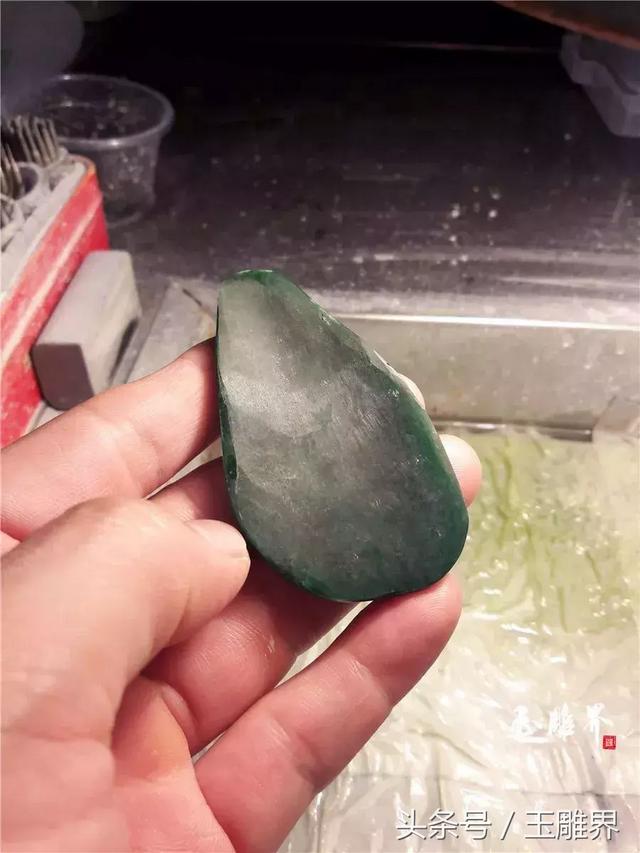 满绿翡翠手镯在灯光下的照片,老坑满绿翡翠手镯-第6张图片-翡翠网 满绿翡翠手镯在灯光下的照片,老坑满绿翡翠手镯-第6张图片-翡翠网