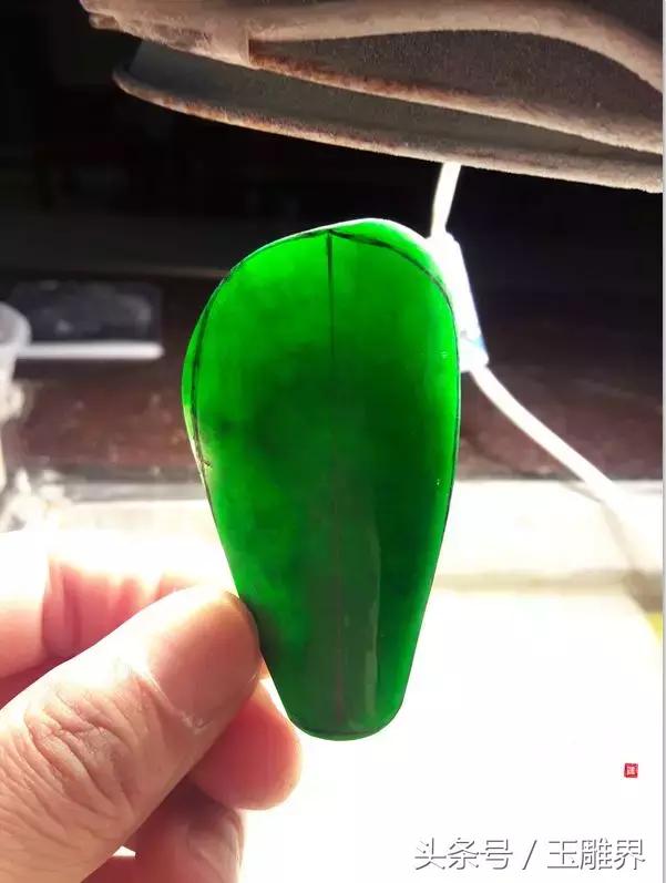 满绿翡翠手镯在灯光下的照片,老坑满绿翡翠手镯-第7张图片-翡翠网 满绿翡翠手镯在灯光下的照片,老坑满绿翡翠手镯-第7张图片-翡翠网