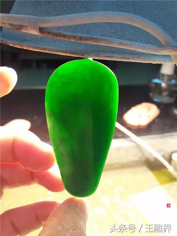 满绿翡翠手镯在灯光下的照片,老坑满绿翡翠手镯-第8张图片-翡翠网 满绿翡翠手镯在灯光下的照片,老坑满绿翡翠手镯-第8张图片-翡翠网