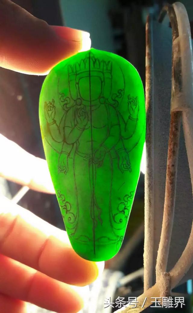 满绿翡翠手镯在灯光下的照片,老坑满绿翡翠手镯-第9张图片-翡翠网 满绿翡翠手镯在灯光下的照片,老坑满绿翡翠手镯-第9张图片-翡翠网