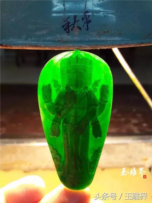 满绿翡翠手镯在灯光下的照片,老坑满绿翡翠手镯-第10张图片-翡翠网 满绿翡翠手镯在灯光下的照片,老坑满绿翡翠手镯-第10张图片-翡翠网