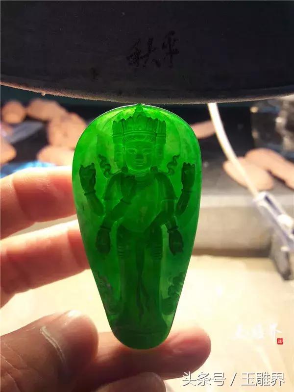 满绿翡翠手镯在灯光下的照片,老坑满绿翡翠手镯-第11张图片-翡翠网 满绿翡翠手镯在灯光下的照片,老坑满绿翡翠手镯-第11张图片-翡翠网