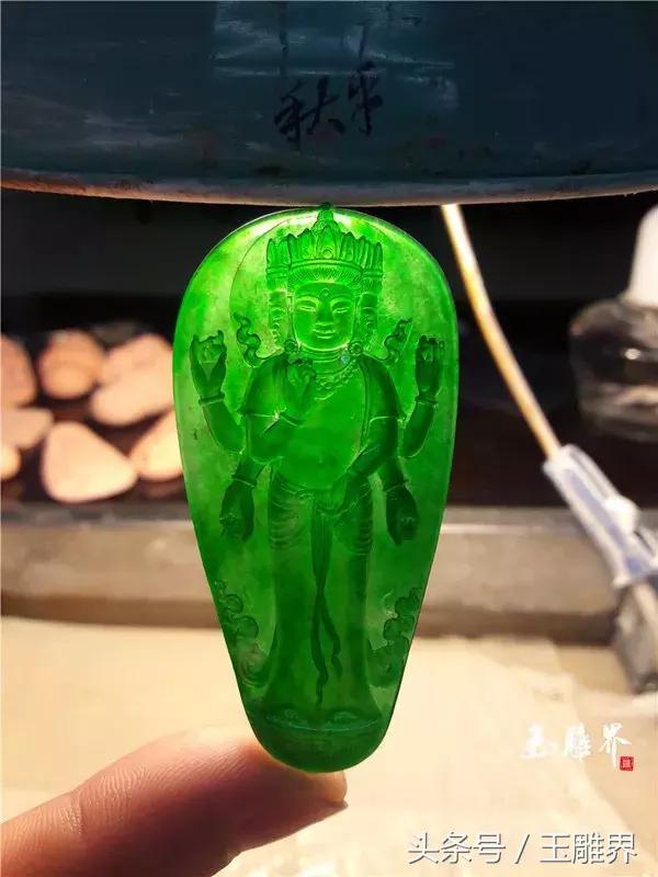 满绿翡翠手镯在灯光下的照片,老坑满绿翡翠手镯-第12张图片-翡翠网 满绿翡翠手镯在灯光下的照片,老坑满绿翡翠手镯-第12张图片-翡翠网