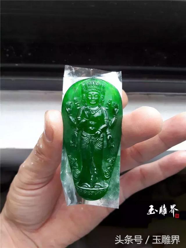 满绿翡翠手镯在灯光下的照片,老坑满绿翡翠手镯-第13张图片-翡翠网 满绿翡翠手镯在灯光下的照片,老坑满绿翡翠手镯-第13张图片-翡翠网