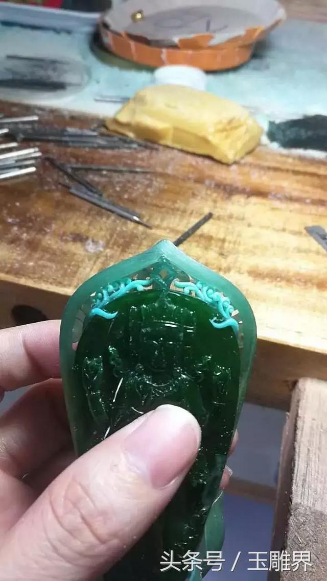 满绿翡翠手镯在灯光下的照片,老坑满绿翡翠手镯-第17张图片-翡翠网 满绿翡翠手镯在灯光下的照片,老坑满绿翡翠手镯-第17张图片-翡翠网
