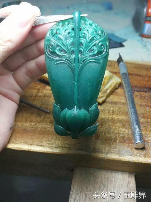 满绿翡翠手镯在灯光下的照片,老坑满绿翡翠手镯-第18张图片-翡翠网 满绿翡翠手镯在灯光下的照片,老坑满绿翡翠手镯-第18张图片-翡翠网