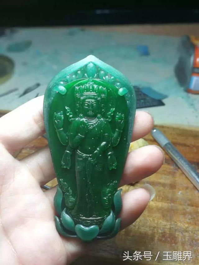 满绿翡翠手镯在灯光下的照片,老坑满绿翡翠手镯-第19张图片-翡翠网 满绿翡翠手镯在灯光下的照片,老坑满绿翡翠手镯-第19张图片-翡翠网