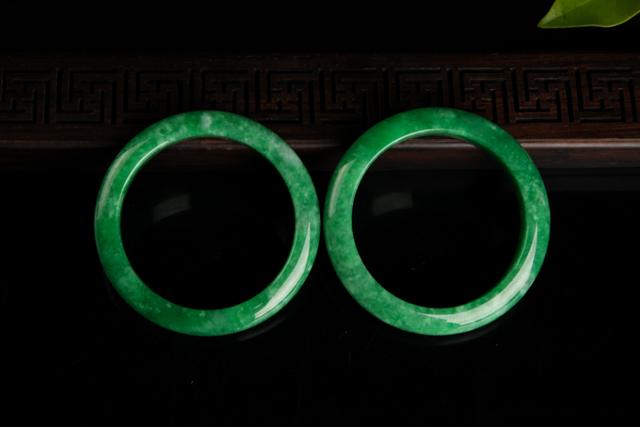 翡翠平安手镯,翡翠平安镯是什么意思-第1张图片-翡翠网 翡翠平安手镯,翡翠平安镯是什么意思-第1张图片-翡翠网