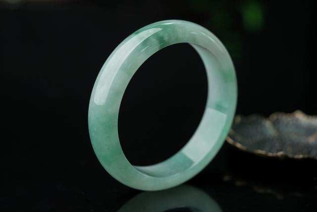 翡翠平安手镯,翡翠平安镯是什么意思-第2张图片-翡翠网 翡翠平安手镯,翡翠平安镯是什么意思-第2张图片-翡翠网