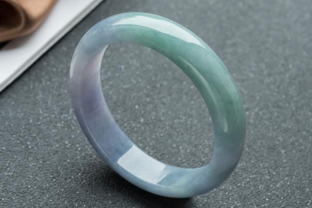 翡翠平安手镯,翡翠平安镯是什么意思-第3张图片-翡翠网 翡翠平安手镯,翡翠平安镯是什么意思-第3张图片-翡翠网