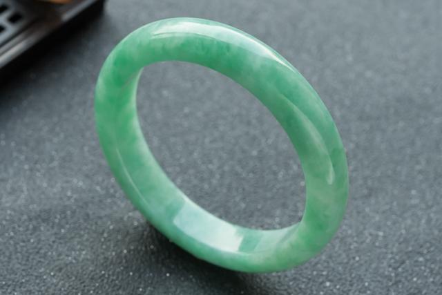 翡翠平安手镯,翡翠平安镯是什么意思-第5张图片-翡翠网 翡翠平安手镯,翡翠平安镯是什么意思-第5张图片-翡翠网