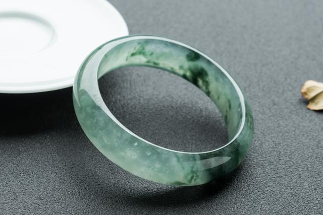 翡翠平安手镯,翡翠平安镯是什么意思-第7张图片-翡翠网 翡翠平安手镯,翡翠平安镯是什么意思-第7张图片-翡翠网