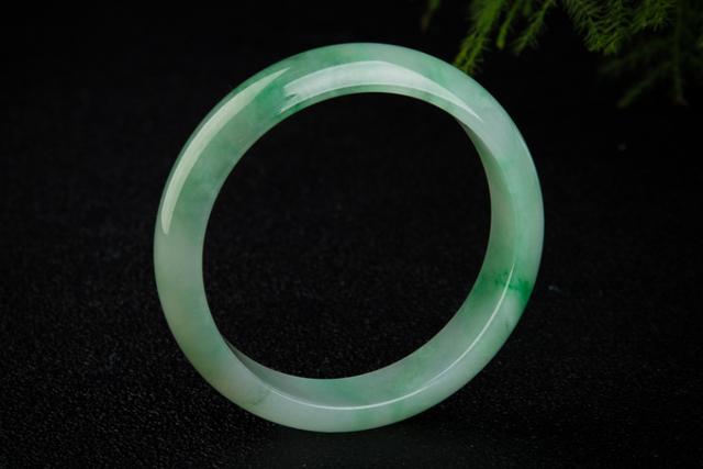 翡翠平安手镯,翡翠平安镯是什么意思-第8张图片-翡翠网 翡翠平安手镯,翡翠平安镯是什么意思-第8张图片-翡翠网