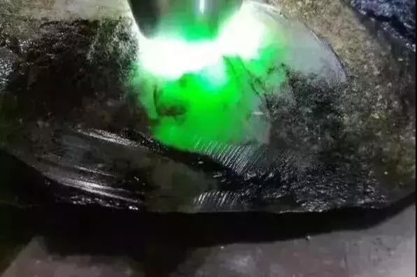 翡翠色带是什么意思,色带翡翠原石-第2张图片-翡翠网 翡翠色带是什么意思,色带翡翠原石-第2张图片-翡翠网