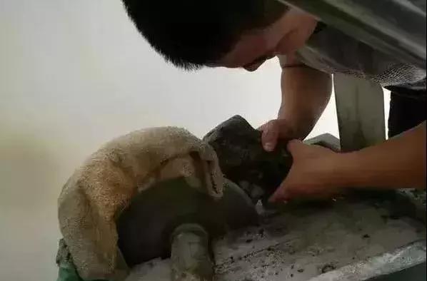 翡翠色带是什么意思,色带翡翠原石-第3张图片-翡翠网 翡翠色带是什么意思,色带翡翠原石-第3张图片-翡翠网