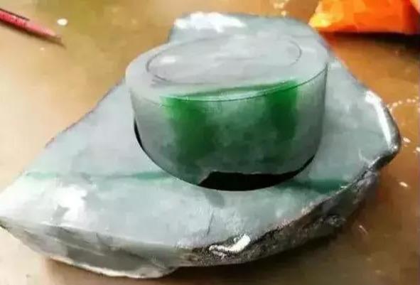 翡翠色带是什么意思,色带翡翠原石-第5张图片-翡翠网 翡翠色带是什么意思,色带翡翠原石-第5张图片-翡翠网