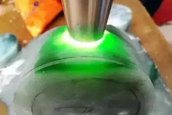 翡翠色带是什么意思,色带翡翠原石-第6张图片-翡翠网 翡翠色带是什么意思,色带翡翠原石-第6张图片-翡翠网