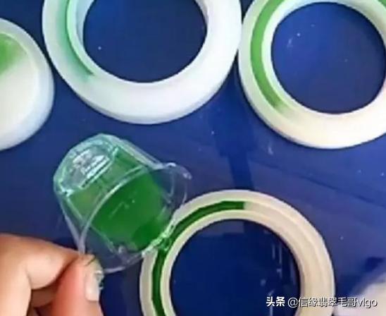 满色阳绿翡翠手镯图片,注色的翡翠手镯图片-第2张图片-翡翠网 满色阳绿翡翠手镯图片,注色的翡翠手镯图片-第2张图片-翡翠网